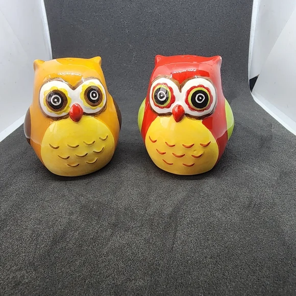Kitschy Owl Salt And Pepper Shakers - Picture 1 of 11